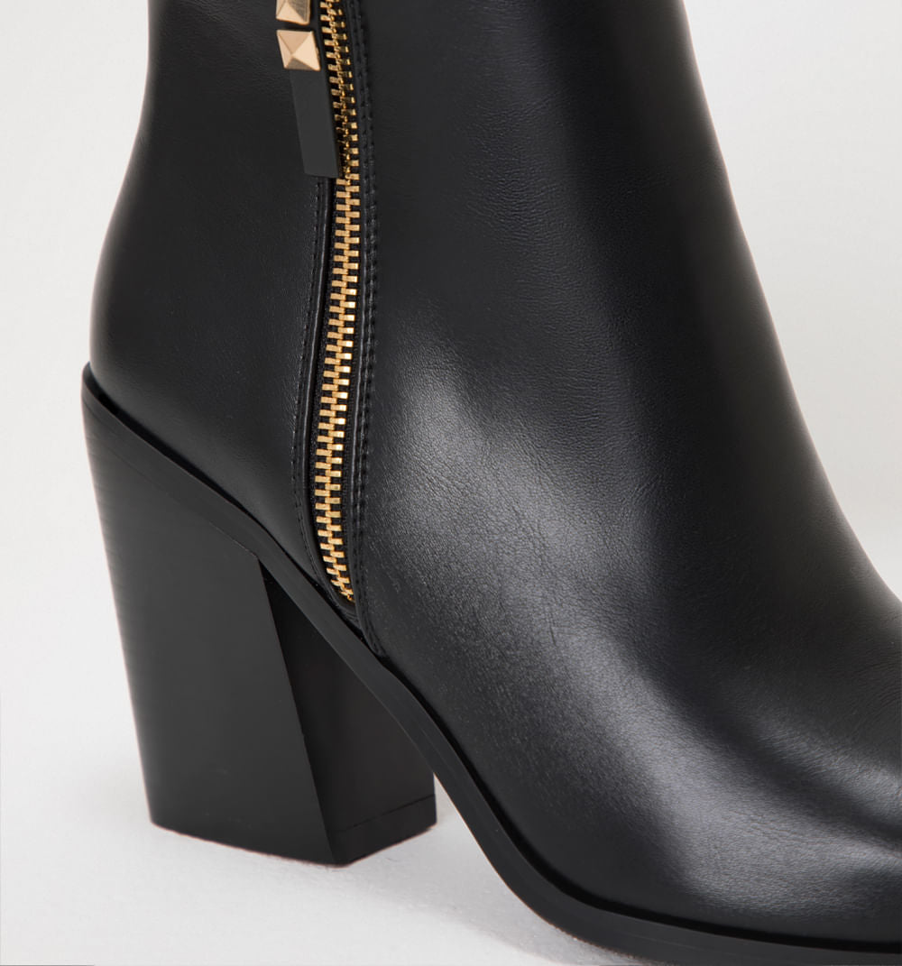 Botin Con Puntera Metalica - Negro