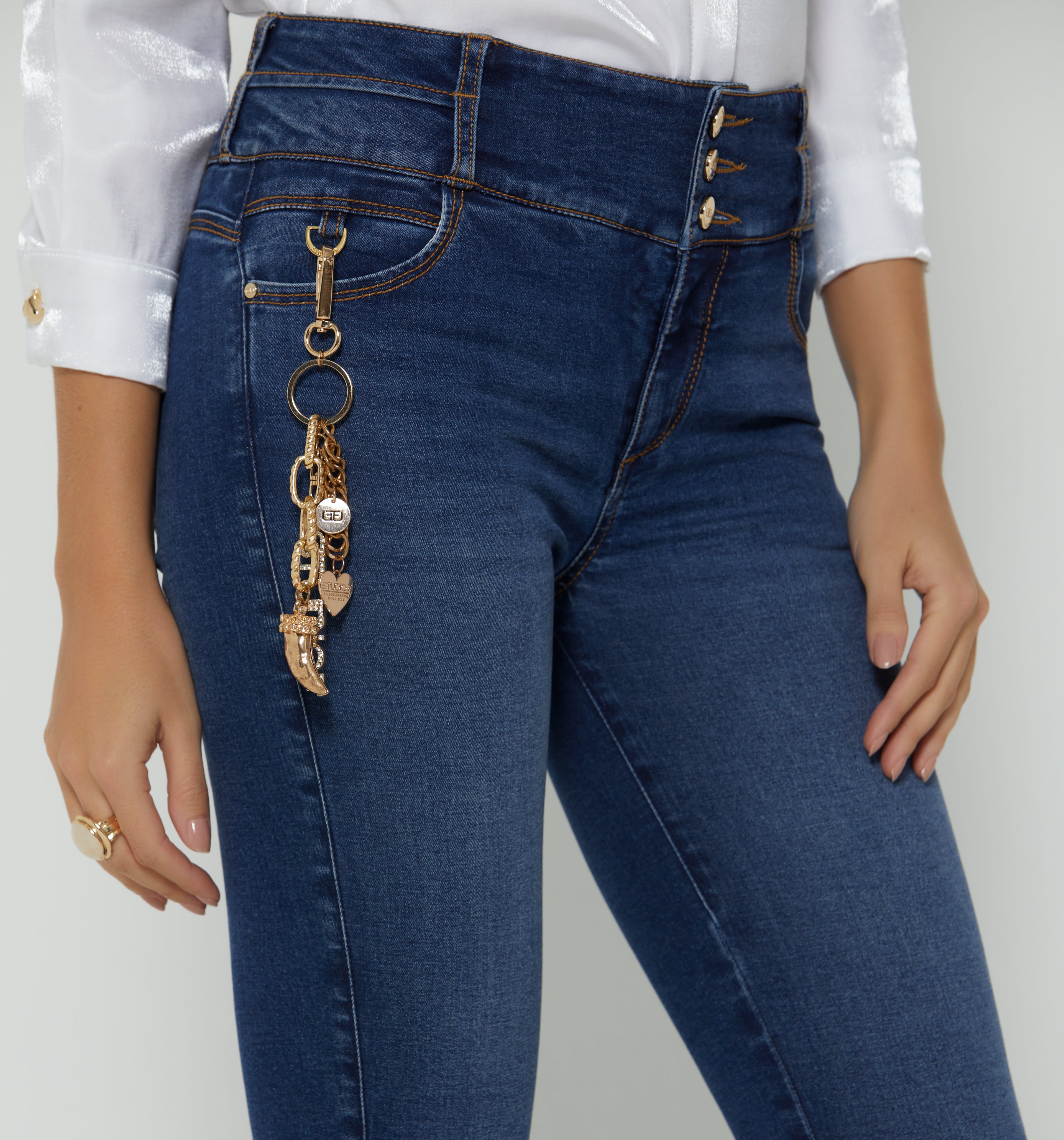 Jean Ultraslim Medio Cortes Y Borla
