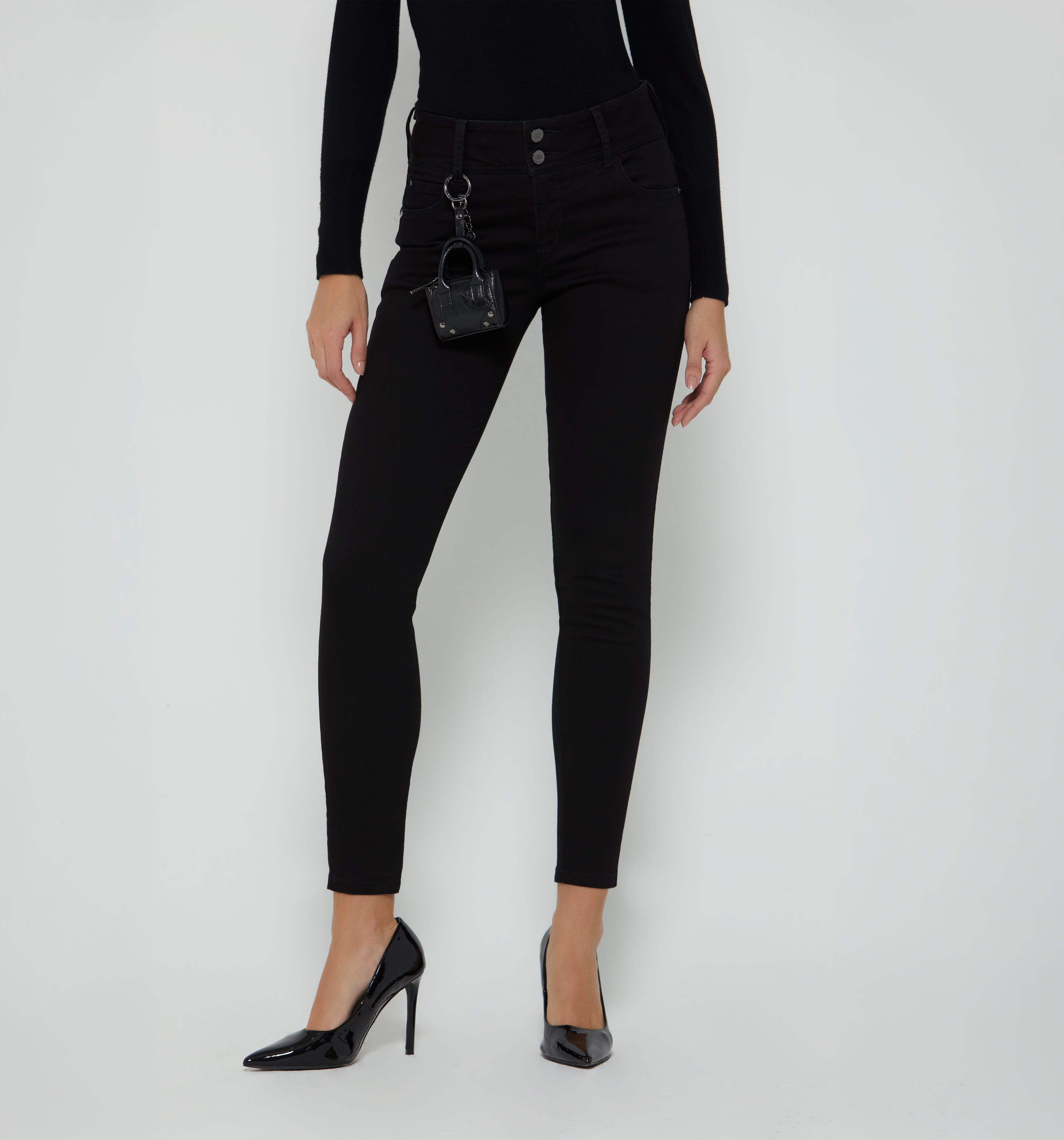 Jean Skinny Tiro Medio 5 Bolsillos Borla