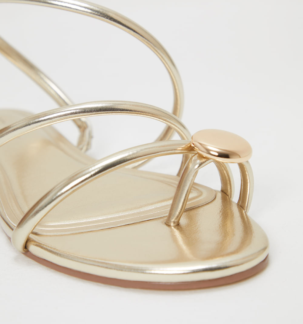 Sandalia Plana Con Detalles Metalicos