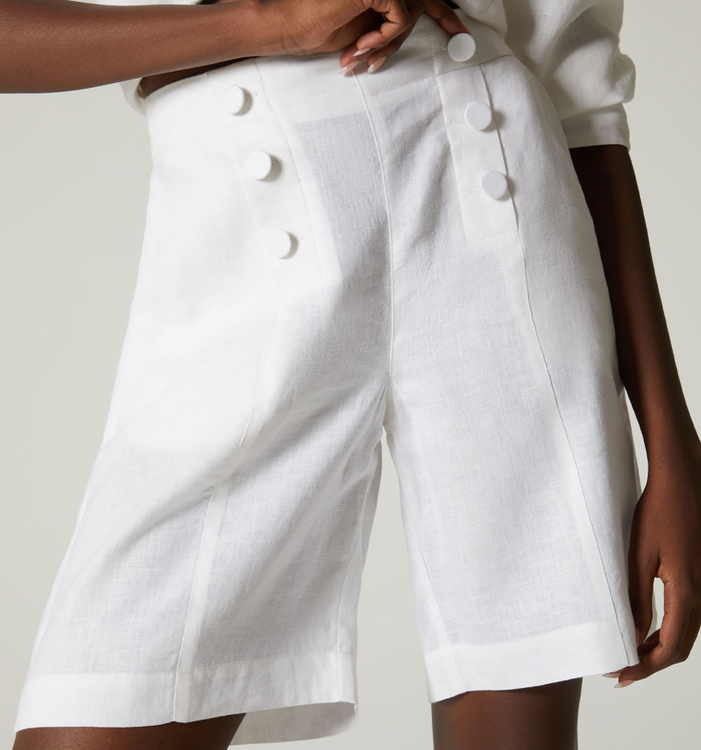 Short Tipo Bermuda Con Botones En Delant