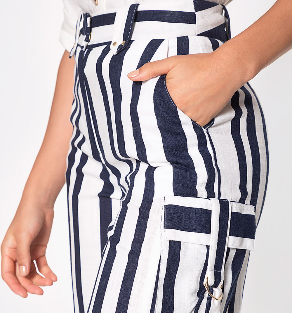 Short Tipo Bermuda Con Bolsillos En Cost