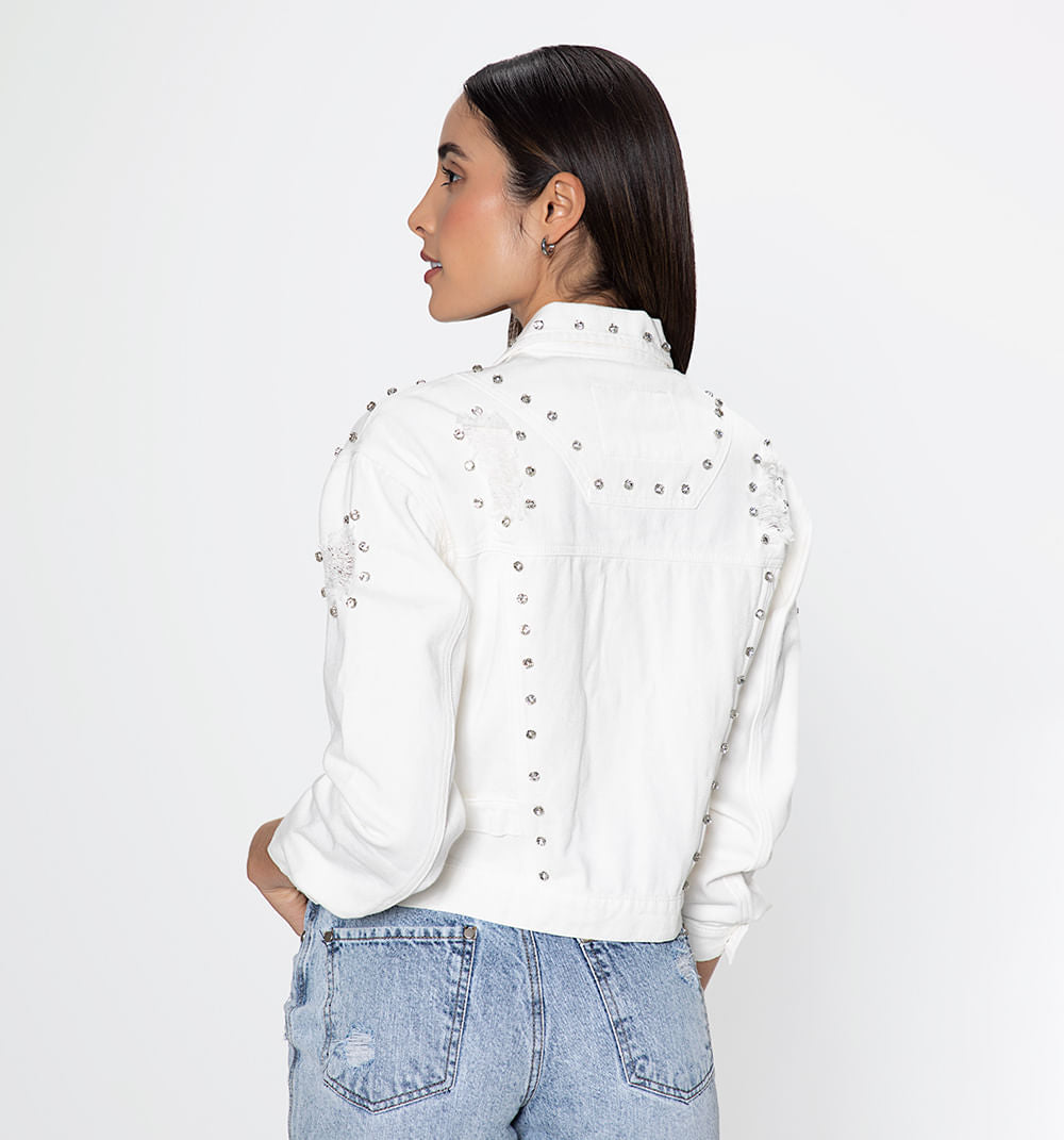 Chamarra En Denim Con Destroyed Y Crista